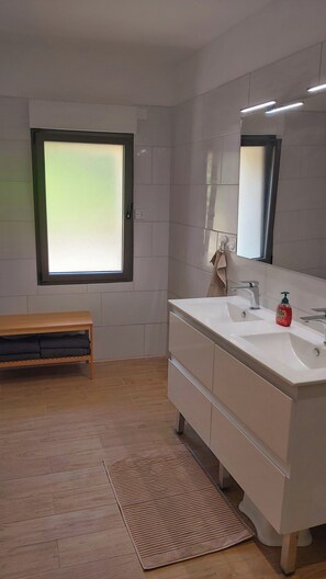 Bruser, hårtørrer, håndklæder, Sæbe