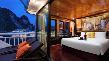 Habitación presidencial-1 cama matrimonial o 2 individuales, vista a la bahía | Muebles diferentes, escritorio y espacio para trabajar con laptop