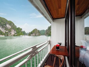 Executive huisje, balkon, uitzicht op baai | Terras