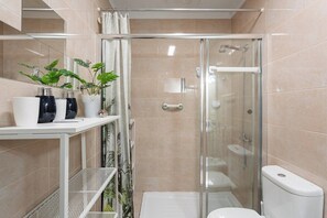 Shower, hair dryer, bidet - REFUGIO NO PORTO - Charming apartment located near rua Santa Catarina (Porto)