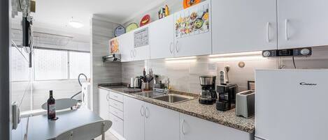 Kühlschrank, Mikrowelle, Herdplatte, Wasserkocher mit Kaffee-/Teezubehör