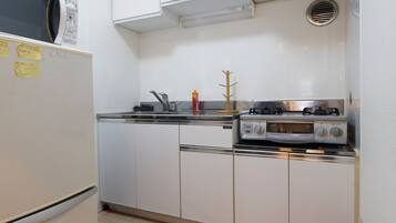 Refrigerador, microondas, tetera eléctrica y máquina de hielo