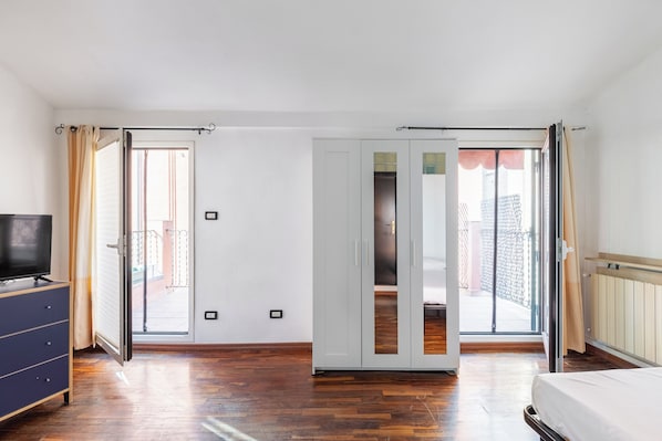 Apartment | Living area | 35-inch TV with digital channels