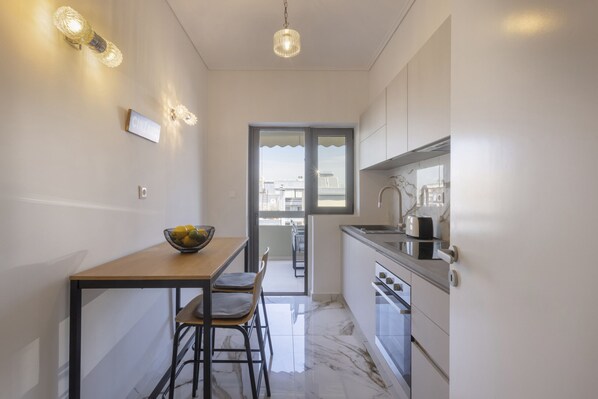 Fridge, oven, dishwasher, coffee/tea maker