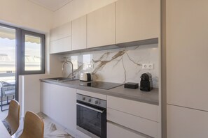 Fridge, oven, dishwasher, coffee/tea maker