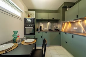 Frigorífico, microondas, horno y placa de cocina