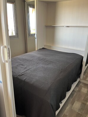 1 habitación, tabla de planchar con plancha y ropa de cama 