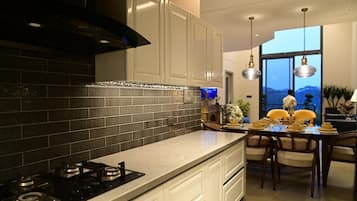 Vila Mewah | Dapur pribadi | Mesin pencuci piring, ketel listrik, dan penanak nasi