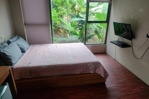 Deluxe Double Room | Bed sheets - OYO 94047 The Lodge (Curug)