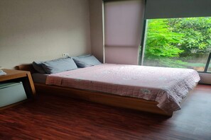 Deluxe Double Room | Bed sheets - OYO 94047 The Lodge (Curug)