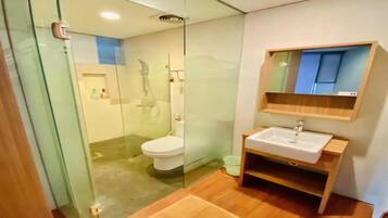 Kamar Double Deluks | Kamar mandi | Shower dan handuk