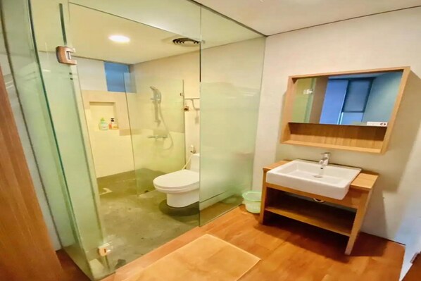 Habitación doble Deluxe | Baño | Regadera y toallas 