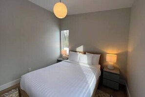 2 bedrooms, iron/ironing board, free WiFi, bed sheets - Brand-new ski-in apartment / Private hot tub / AC (Fernie)