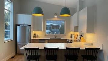 Kylskåp, mikrovågsugn, ugn och spishäll