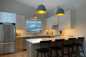 Fridge, microwave, oven, stovetop - Brand-new ski-in apartment / Private hot tub / AC (Fernie)