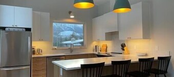 Brand-new ski-in apartment / Private hot tub / AC