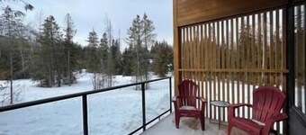 Brand-new ski-in apartment / Private hot tub / AC