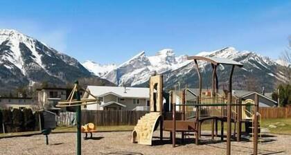 Three Sisters Mountain views / Basement Suite