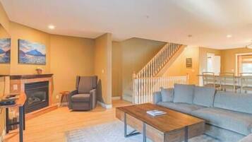 Una televisión, una chimenea