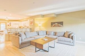 TV, fireplace - 4-storey Cedar Ridge townhouse - Hot tub - BBQ (Fernie)