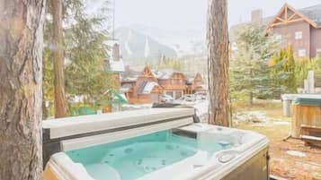 Bañera de hidromasaje al aire libre