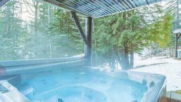 Bañera de hidromasaje al aire libre