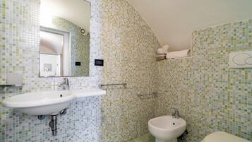 Doccia, asciugacapelli, bidet, asciugamani