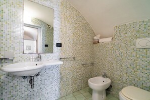 Shower, hair dryer, bidet, towels - Corte dei Mesci - U Farraru - Historic Center Specchia (Specchia)