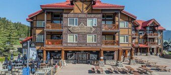 1 bedroom / Ski or bike in-out / Mountain views