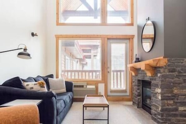 Televisión y chimenea 