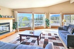 TV, fireplace, foosball - 3 bedroom house with garage (Invermere)