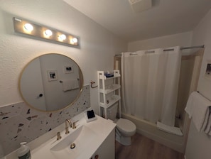 Hårtork, handdukar, tvål och schampo