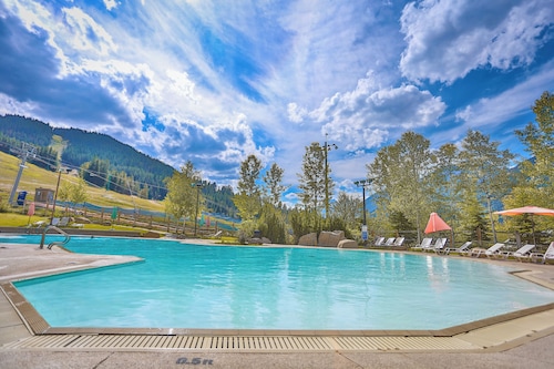 Modern Ski or Bike In-Out Condo / Superb Location