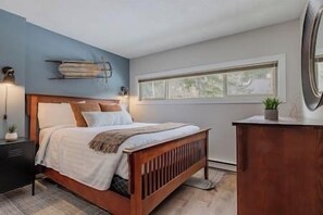 2 bedrooms, free WiFi, bed sheets - Modern Ski or Bike In-Out Condo / Superb Location (Panorama)