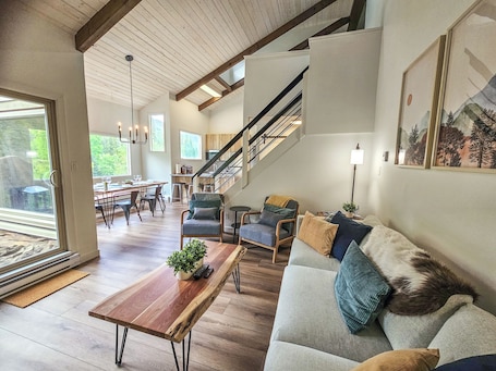 Smart TV, fireplace. 1 bedroom w/ loft at Toby Creek