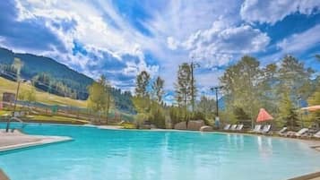 Utomhuspool och uppvärmd pool