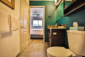 Sèche-cheveux, serviettes fournies, savon, shampoing