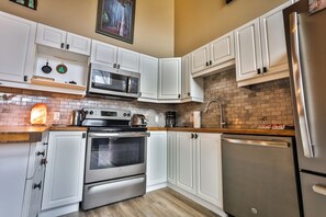 Kjøleskap, mikrobølgeovn, ovn og kokeplater