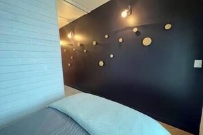 2 bedrooms, free WiFi, bed sheets - Designer 2 BDRM Condo - Ski in/out - Hot Tubs (Fernie)