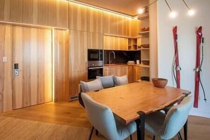 Una cocina moderna con armarios de madera y horno empotrado.