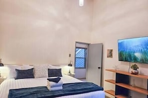 3 bedrooms, iron/ironing board, free WiFi, bed sheets - 3 BDRM / Lake Access / Year round Indoor pool (Windermere)