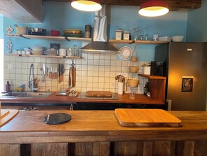 Een koelkast, een oven, een kookplaat, een koffiezetapparaat/waterkoker