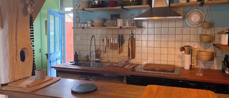 Jääkaappi, uuni, liesi, kahvin-/teenkeitin