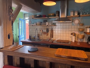 Fridge, oven, stovetop, coffee/tea maker - The little house normandie (Saint-Cyr-du-Bailleul)