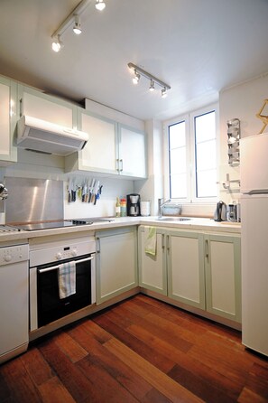 Microondas, horno, parrilla de estufa y lavavajillas 