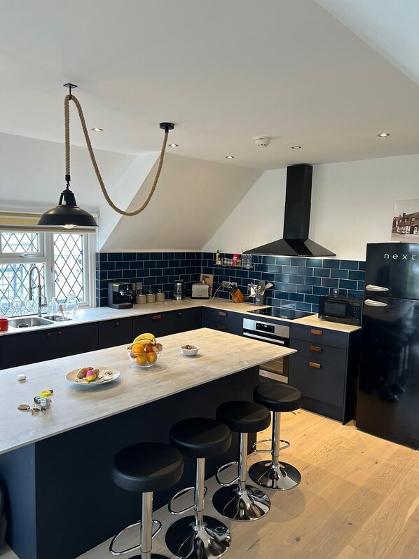 Kühlschrank, Mikrowelle, Ofen, Herdplatte