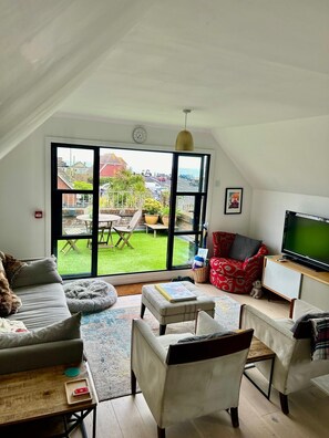 Smart-TV, DVD-Player, Bücher, Musikbibliothek