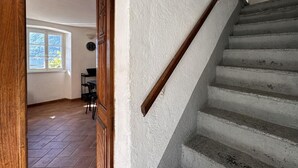 Una escala amb barana de fusta que condueix a un aterri.