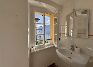 Douche, sèche-cheveux, bidet, serviettes fournies