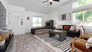 Televisión, chimenea y oficina